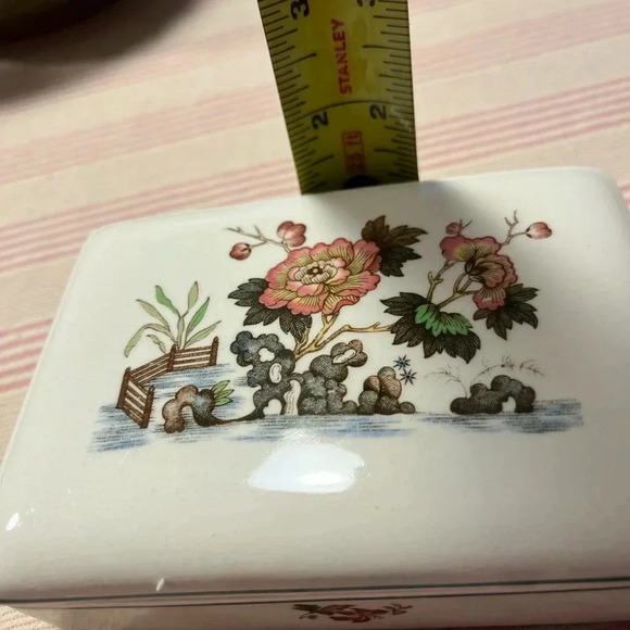 Wedgwood Eastern Flowers lidded box - Picture 8 of 10